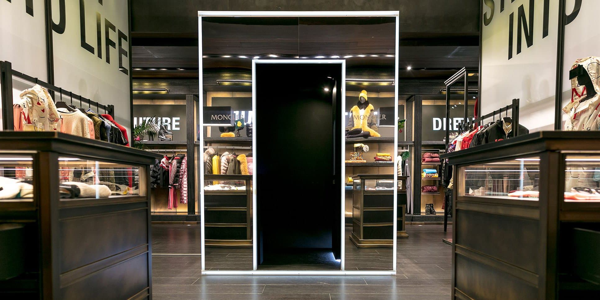Aura Booth | 2 MONCLER 1952